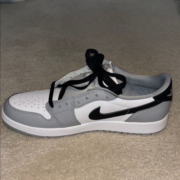 Air Jordan 1 Retro Low OG “Barons” Sneaker - Picture 7 of 10